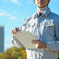 確認をする作業員